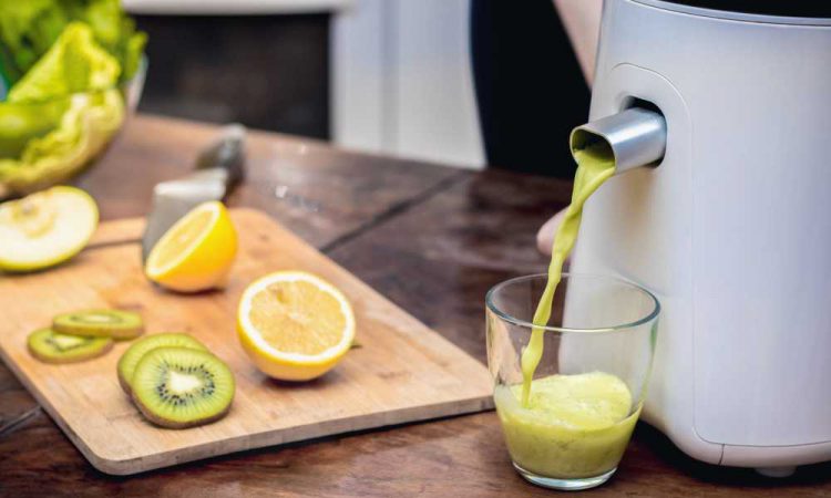 How Does a Cold Press Juicer Work?